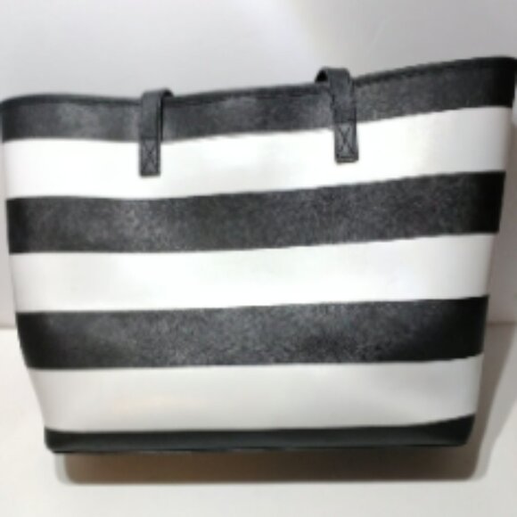 Michael Kors LG Tote With Magnetic Clasp - Picture 2 of 9